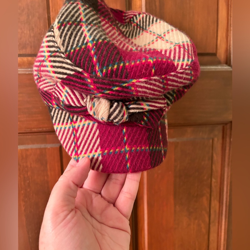 SONOMA Cute plaid Newsboy cap with bow. Elastic stretch on back.